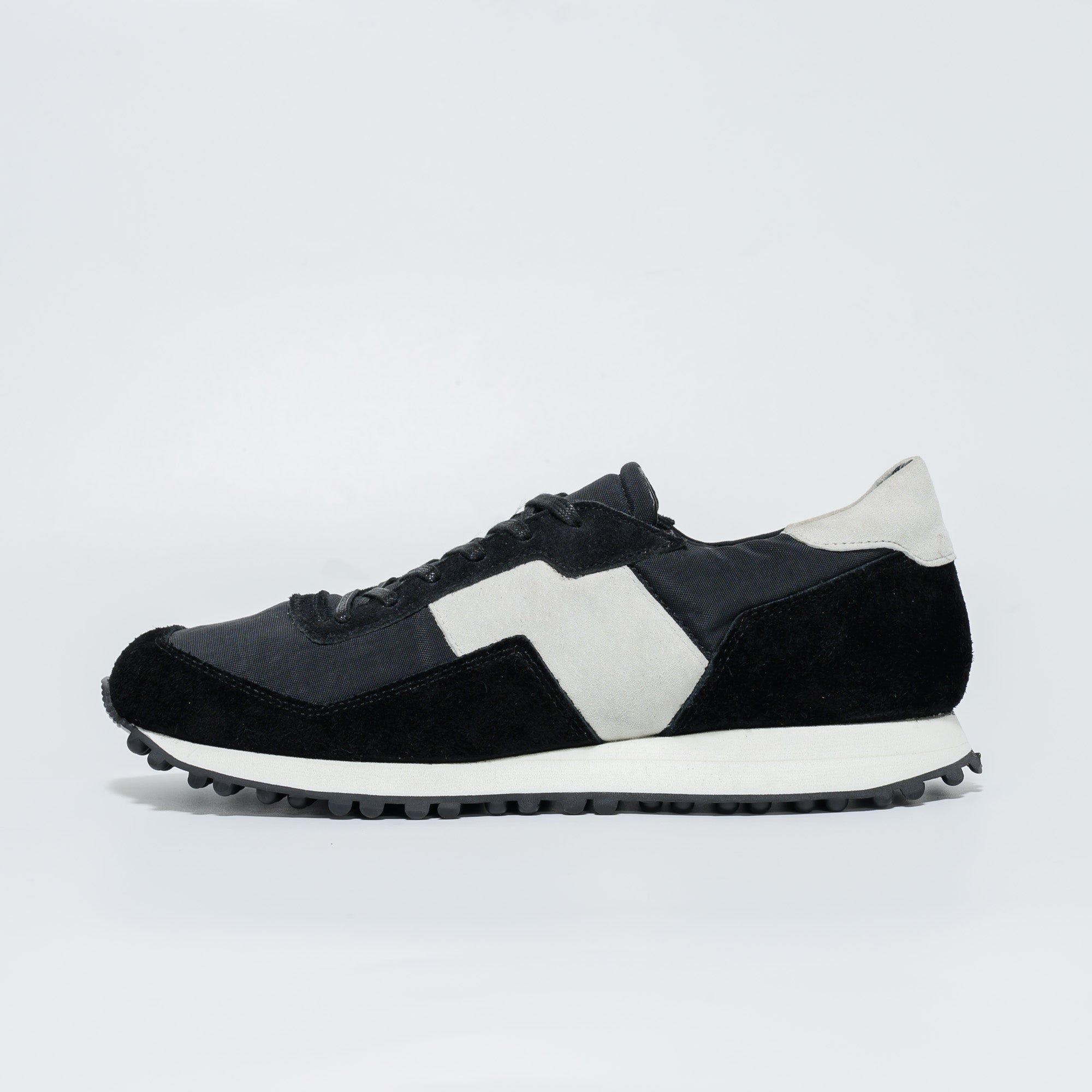 SHV3 -ブラック×ホワイト-幅広のレトロランニングスニーカー-blueover