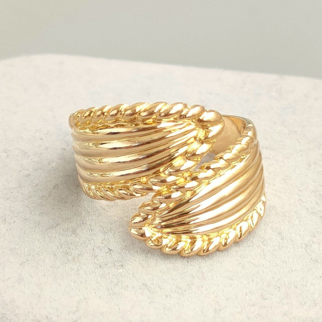 18金 K18 男女兼用 デザインリング 3.95g 11号 B943 - メルカリ