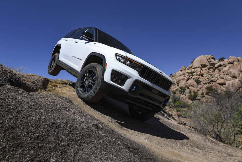 日本未上陸のジープ「グランドチェロキー4Xe」に試乗！ 環境重視な