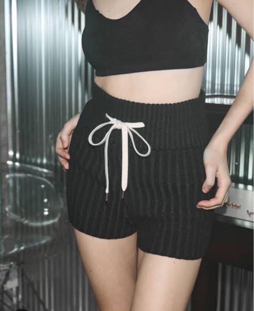 リブ編み ブラックショートパンツ ウエストリボン付き　juemi miniministore ハイウエストショートパンツ リボン付き -靴