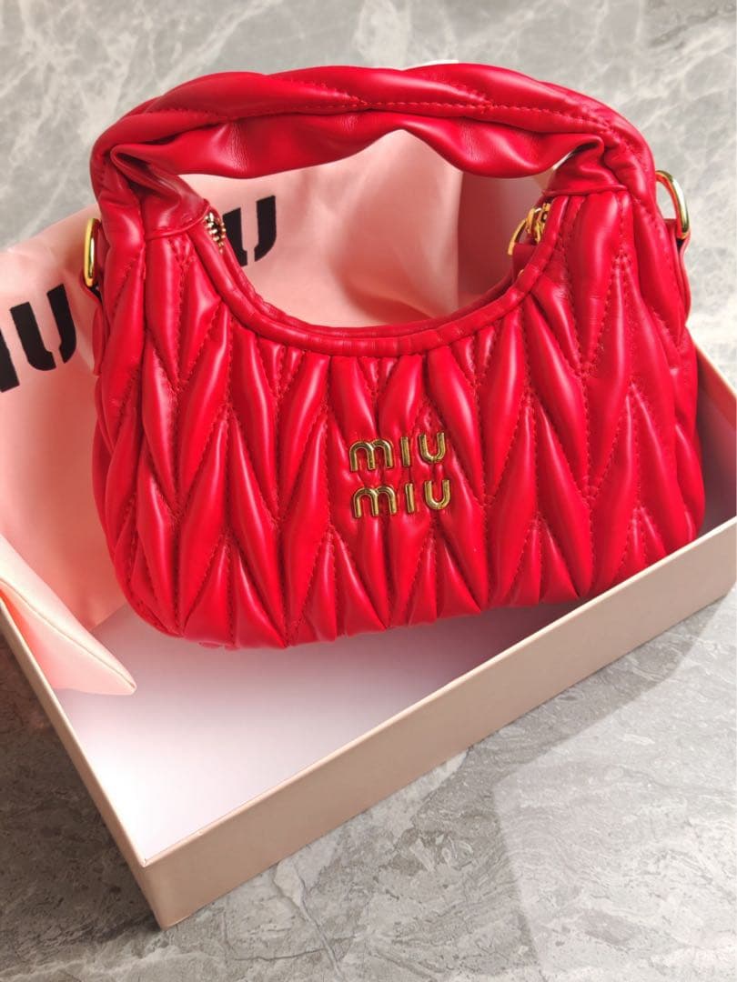 miu miu ミュウミュウ マテラッセ 2WAY ショルダーバッグ レッド美品 miu miu ミュウミュウ マテラッセ 2WAY ショルダーバッグ レッド美品